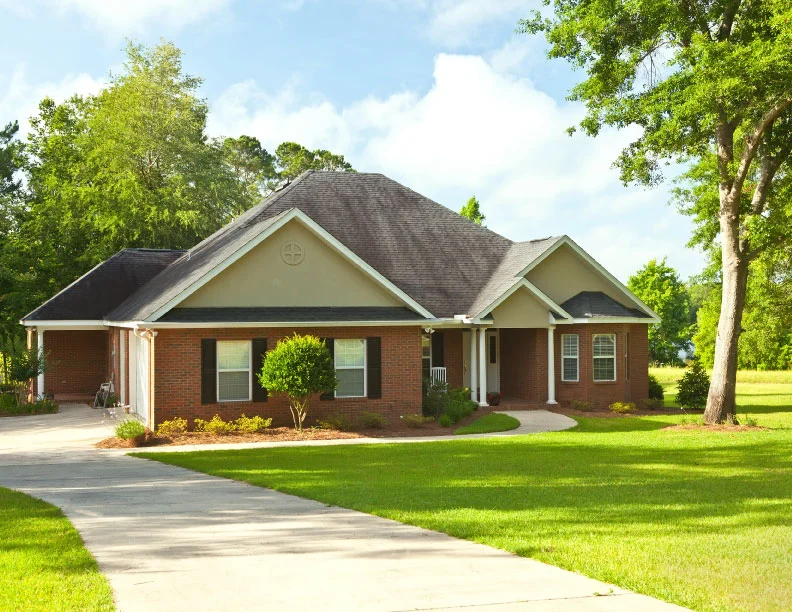 Home in Flint, TX with professional lawn care services.