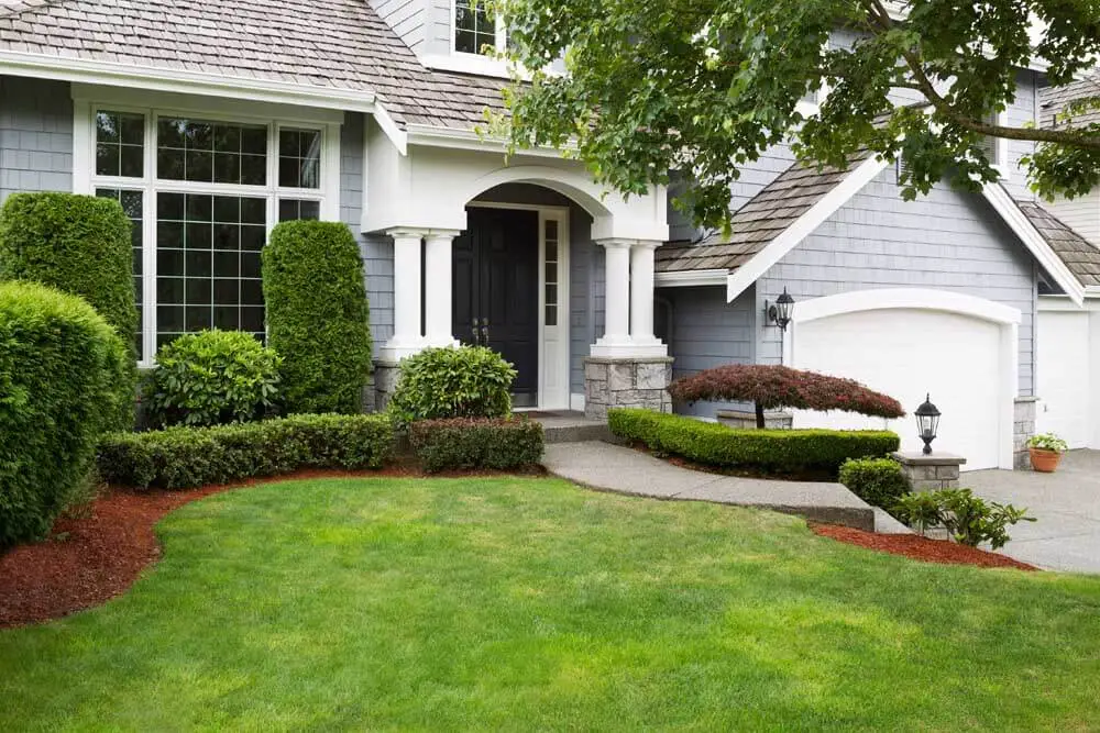 Home in Flint, TX with professional lawn care services.