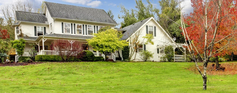 Home in Tyler, TX needing a fall yard leaf clean up.